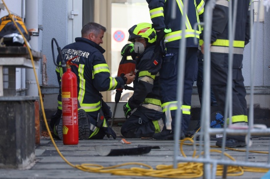 Lschangriff mittels Stemmhammer: Langwieriger Einsatz bei Brand an einem Gebude in Traun