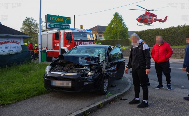 Autolenkerin bei Crash zwischen PKW und Traktor in Ried im Traunkreis schwer verletzt