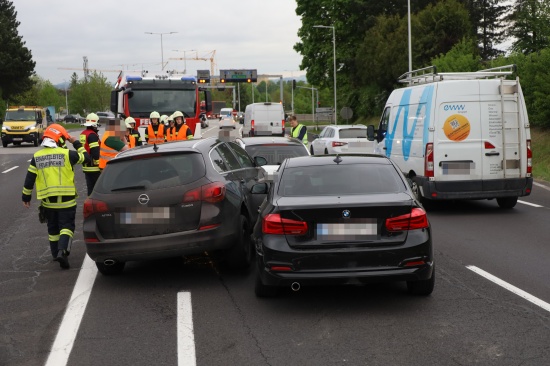 Kollision dreier Autos vor Kreuzungsbereich der Pyhrnpass Strae in Thalheim bei Wels