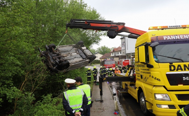 Auto bei schwerem Verkehrsunfall in Tollet im Kroisbach gelandet