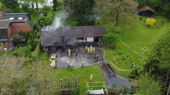 Drei Feuerwehren bei Brand eines Gartengebudes in Haag am Hausruck im Einsatz