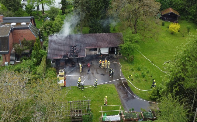 Drei Feuerwehren bei Brand eines Gartengebäudes in Haag am Hausruck im Einsatz