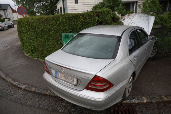 Ab durch die Hecke: Auto bei Unfall in Traun in Gartenzaun geprallt