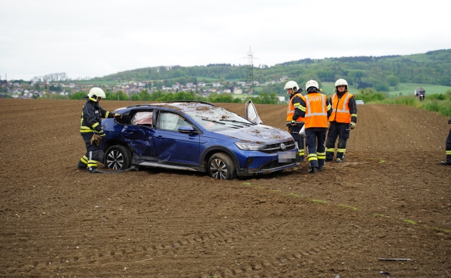 Auto nach Kreuzungskollision in Leonding in angrenzendes Feld überschlagen