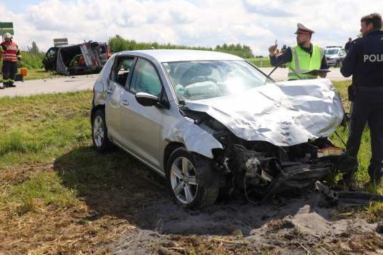 Schwerer Kreuzungscrash zwischen Kleintransporter samt Anhnger und PKW in Taiskirchen im Innkreis