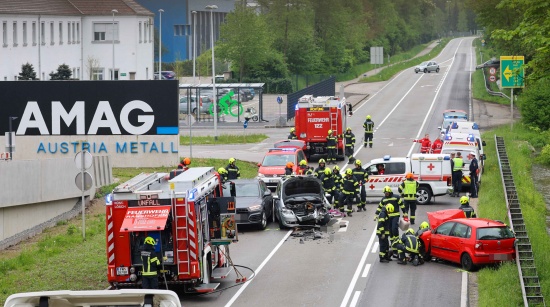 Schwerer Verkehrsunfall mit drei beteiligten PKW auf Lamprechtshausener Strae bei Braunau am Inn