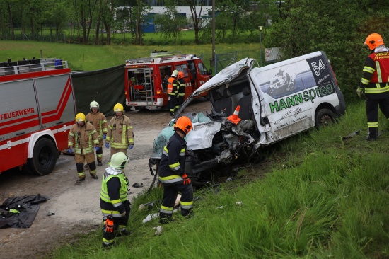 Tdlicher Crash zwischen Kleintransporter und LKW auf Rieder Strae bei Hohenzell