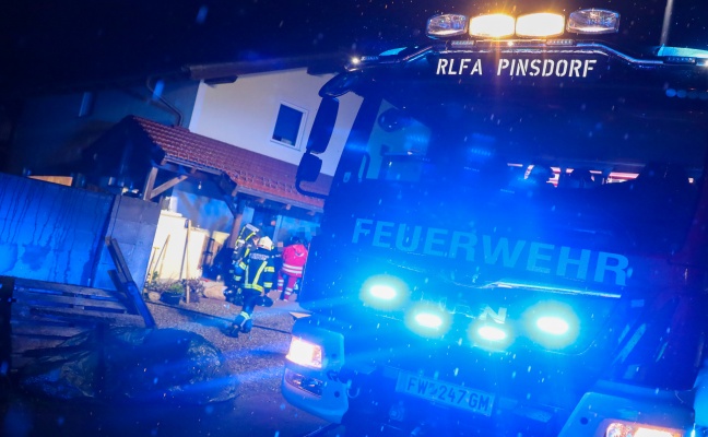 Drei Feuerwehren bei Glimmbrand im Dachboden eines Wohnhauses in Pinsdorf im Einsatz