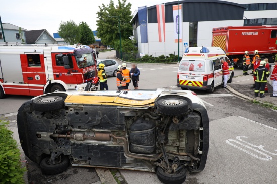 Kleintransporter bei heftigem Kreuzungscrash in Wels-Vogelweide berschlagen