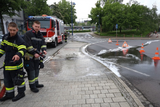 Blutspur in Wels-Neustadt: Feuerwehr lngere Zeit bei Reinigung eines Straenzuges im Einsatz