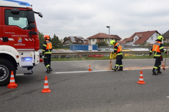 Feuerwehr nach Verkehrsunfall auf Wiener Stra�e bei Marchtrenk im Einsatz