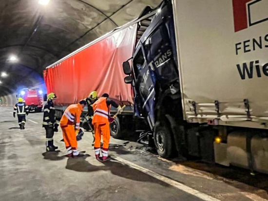 LKW-Crash im Speringtunnel auf der Pyhrnautobahn bei Molln sorgt fr stundenlange Sperre