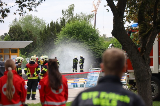 Chlorgasaustritt: Feuerwehren bei Gefahrstoffeinsatz im Freibad in Wels-Lichtenegg im Einsatz