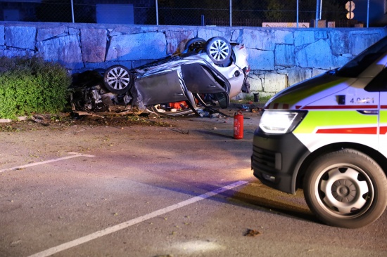 Schwerverletzte Person bei nchtlichem Verkehrsunfall mit berschlag in Peuerbach