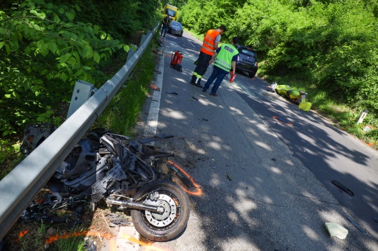 Motorradlenker (21) tdlich verletzt: Crash zwischen zwei Motorrdern und einem PKW in Thalheim bei Wels