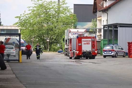 Einsatzkrfte zu Personenrettung nach Arbeitsunfall bei Unternehmen in Wels-Schafwiesen alarmiert