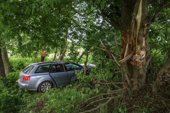 Auto auf Innviertler Strae bei Grieskirchen frontal gegen mehrere Bume gekracht