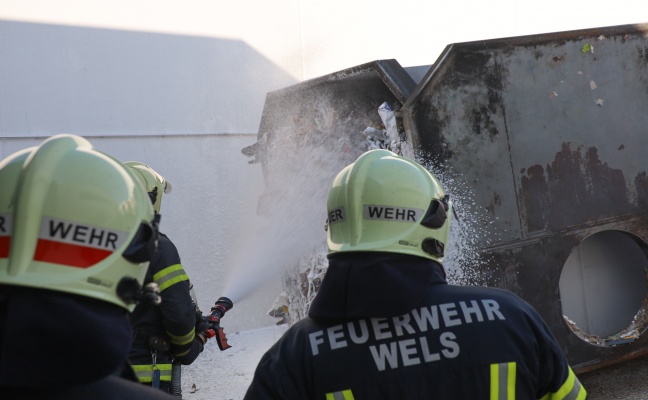 Brand eines Kartonagenentsorgungssystems bei einem Lebensmittelmarkt in Wels-Pernau