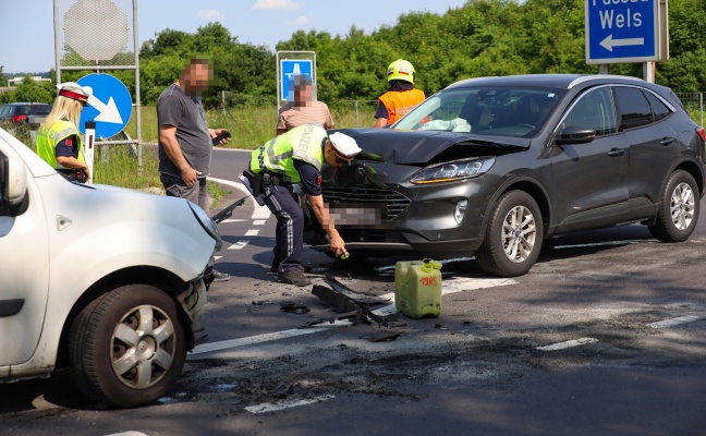 Kreuzungsunfall zwischen Kleintransporter und PKW in Weikirchen an der Traun endet glimpflich