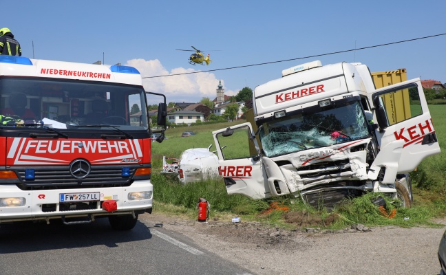 Tödlicher Verkehrsunfall: Paketzusteller starb bei schwerem Crash mit LKW in Niederneukirchen