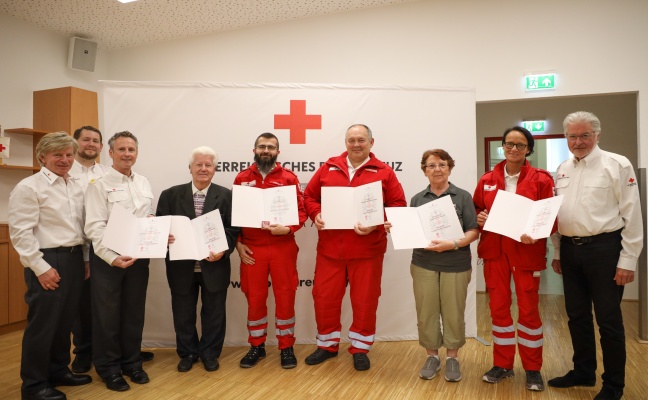 Ehrungen bei Bezirksstellenversammlung des Roten Kreuzes in Wels fr langjhrige Verdienste