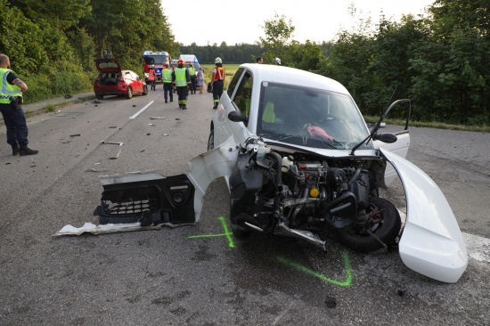 Drei Verletzte bei Kreuzungscrash zwischen PKW und Mopedauto in Bad Wimsbach-Neydharting