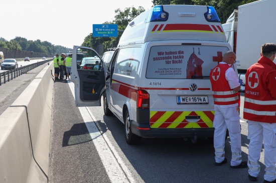 Auffahrunfall auf Welser Autobahn bei Wels-Puchberg mit drei beteiligten Fahrzeugen