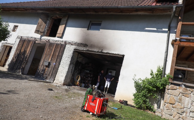 Vier Feuerwehren bei Garagenbrand in einem landwirtschaftlichen Gebude in Waizenkirchen im Einsatz