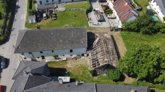 Personenrettung: Einsatzkrfte zu verletztem Arbeiter auf einer Baustelle in Enns alarmiert