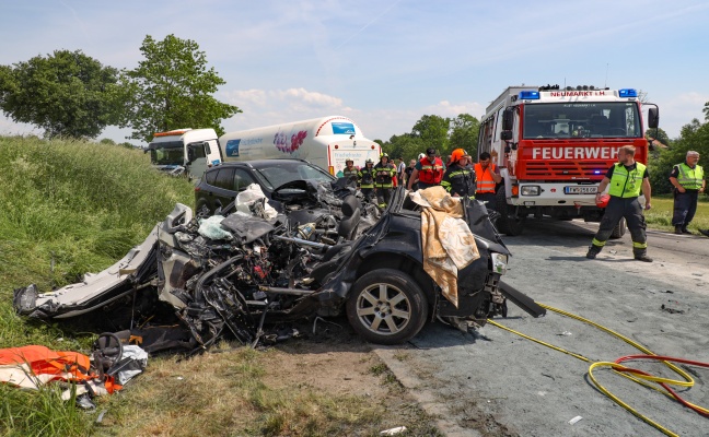 Tödlicher Crash mit zwei PKW und Gefahrstoff-LKW auf Innviertler Straße bei Kallham