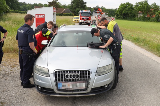 Unbeabsichtigt verriegelt: Kind in Wels-Puchberg durch Pannendienst und Feuerwehr aus Auto gerettet