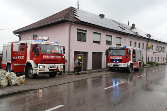 Zwei Feuerwehren bei einem Brand in einem Gasthaus in Steinhaus im Einsatz