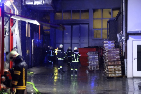 Metallbrand sorgte fr lngeren Lscheinsatz der Feuerwehr in Wels-Pernau
