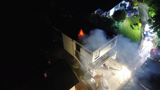 Drei Feuerwehren bei Brand auf Dach eines Wohnhauses in Hagenberg im Mhlkreis im Einsatz