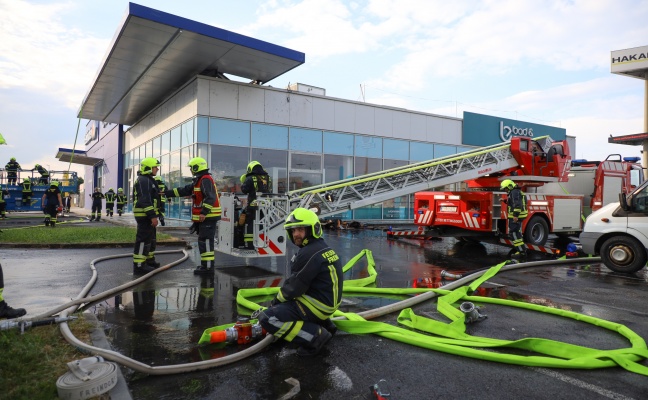 Vier Feuerwehren bei Brand am Dach eines Schauraumes in Ansfelden im Einsatz