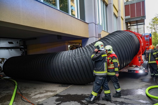 Grolfter der Feuerwehr bei Brand im Stadtzentrum von Vcklabruck im Einsatz