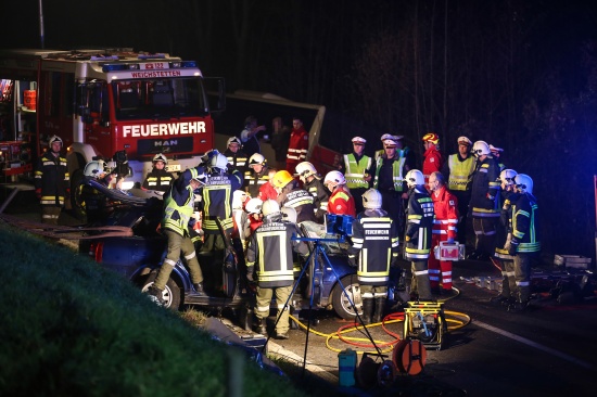 Frontalcrash zwischen Bus und PKW auf der Wolferner Straße in Niederneukirchen