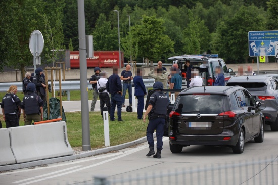 Schsse aus Auto: Hochzeitskonvoi lst Groeinsatz der Polizei auf Westautobahn bei Allhaming aus