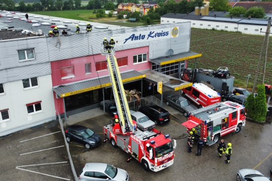 Vier Feuerwehren bei Brand am Dach einer Autowerkstatt in Ansfelden im Einsatz