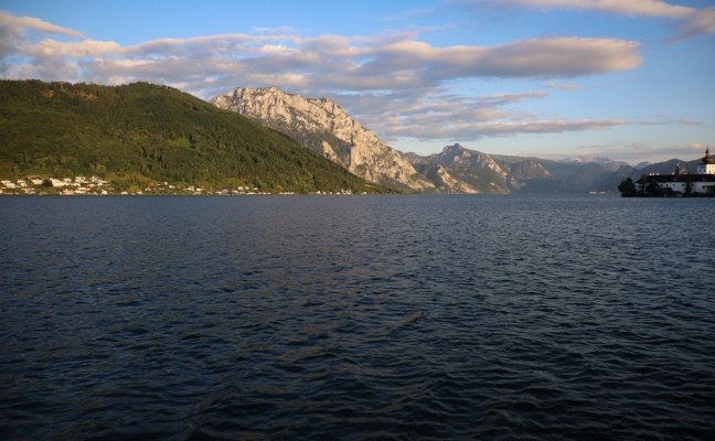 Personenrettung bei Gmunden: Zwei Personen am Traunsee mit Boot gekentert