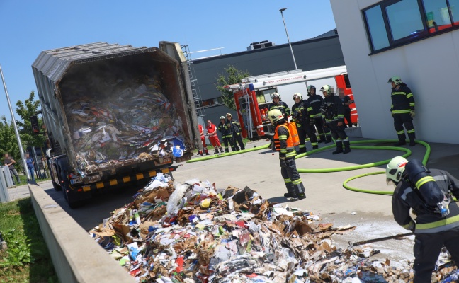 Brand eines Kartonagenentsorgungssystems bei einem Lebensmittelmarkt in Wels-Neustadt