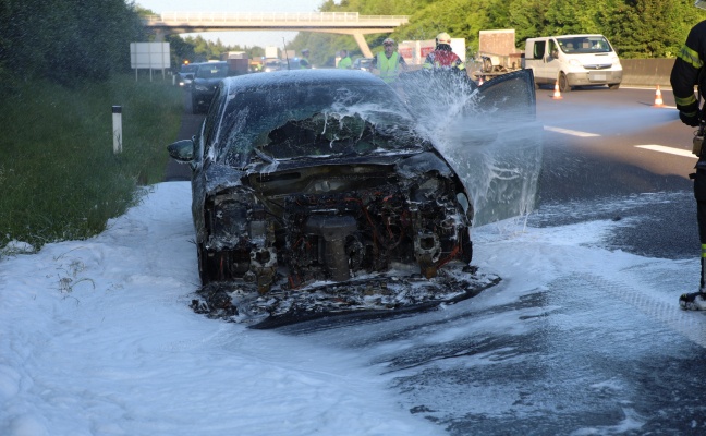 Motorraum eines Autos auf Innkreisautobahn bei Wels-Oberthan in Vollbrand