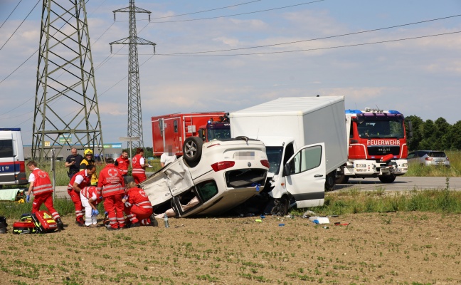 Auto bei schwerem Crash zwischen PKW und Klein-LKW in Wels-Oberthan berschlagen