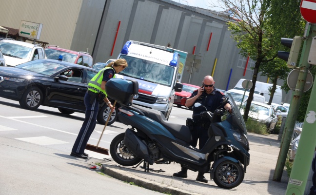 Lenker eines Dreirad-Motorrollers bei Auffahrunfall in Wels-Pernau verletzt