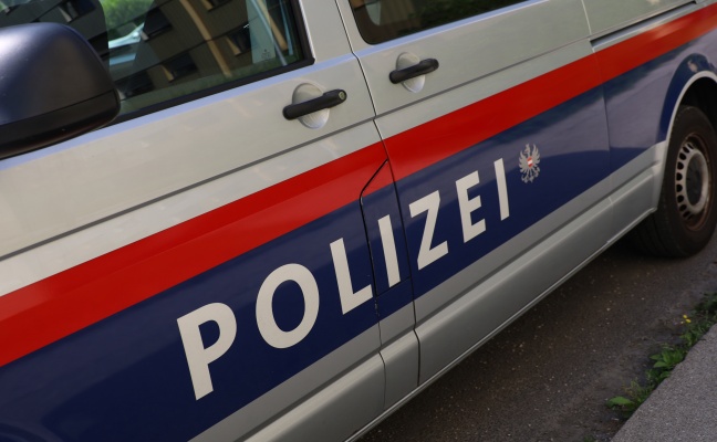 Einsatzkrfte der Rettung in Wels-Neustadt von Mann mit Messer bedroht