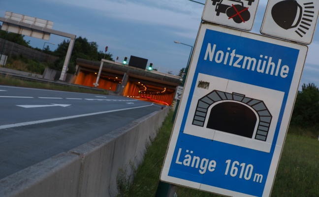 Rollstuhlfahrer im Tunnel Noitzmhle lste Totalsperre der Innkreisautobahn bei Wels-Waidhausen aus