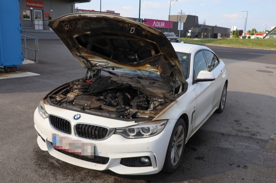 Brand im Motorraum eines PKW in Wels-Lichtenegg rasch gel�scht