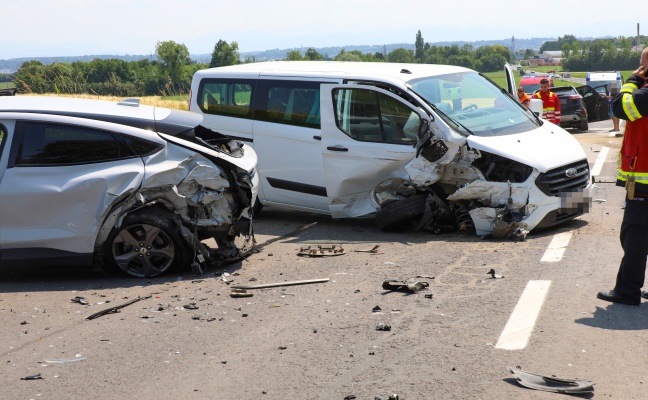 Crash mit drei Fahrzeugen in Wels-Puchberg endet mit einer verletzten Person und Blechsalat