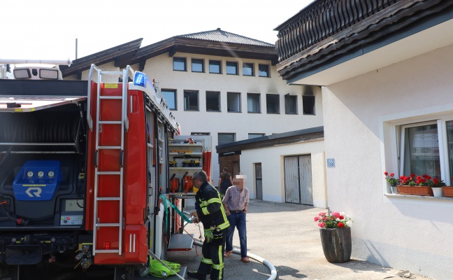 Drei Feuerwehren bei Zimmerbrand in einem Wohnhaus in Scharnstein im Einsatz