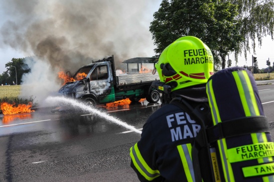 Vollbrand eines Pritschenwagens auf Wiener Strae bei Marchtrenk